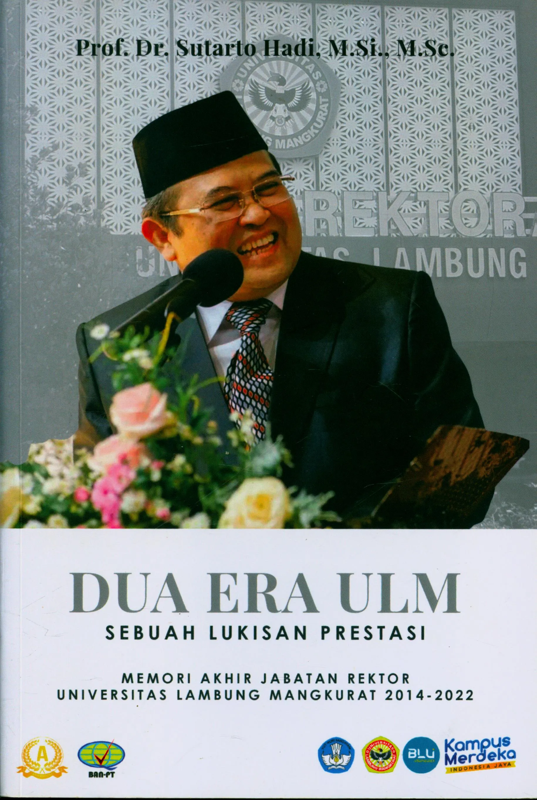 Cover Dua era ULM sebuah lukisan prestasi : memori akhir jabatan rektor universitas lambung / Sutarto Hadi