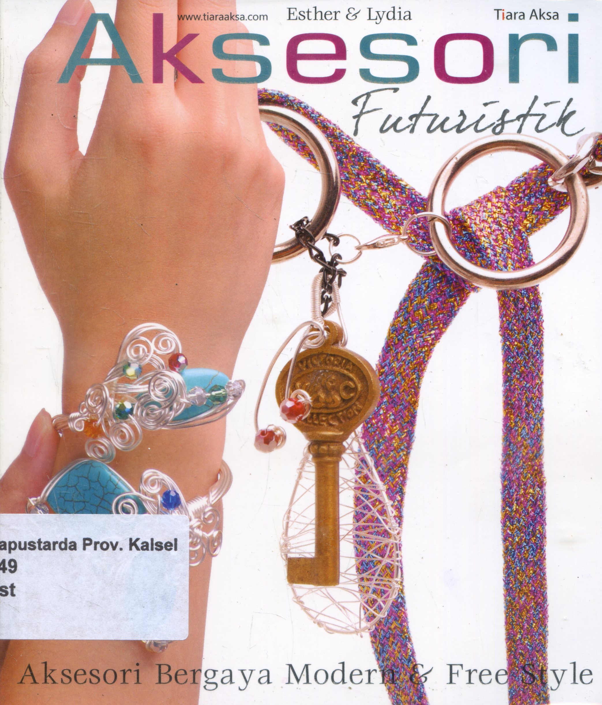 Cover Aksesori Futuristik / Esther Lestari Handajani, Lydia Waskita Setiawan ; Editor, Dina Mahar
