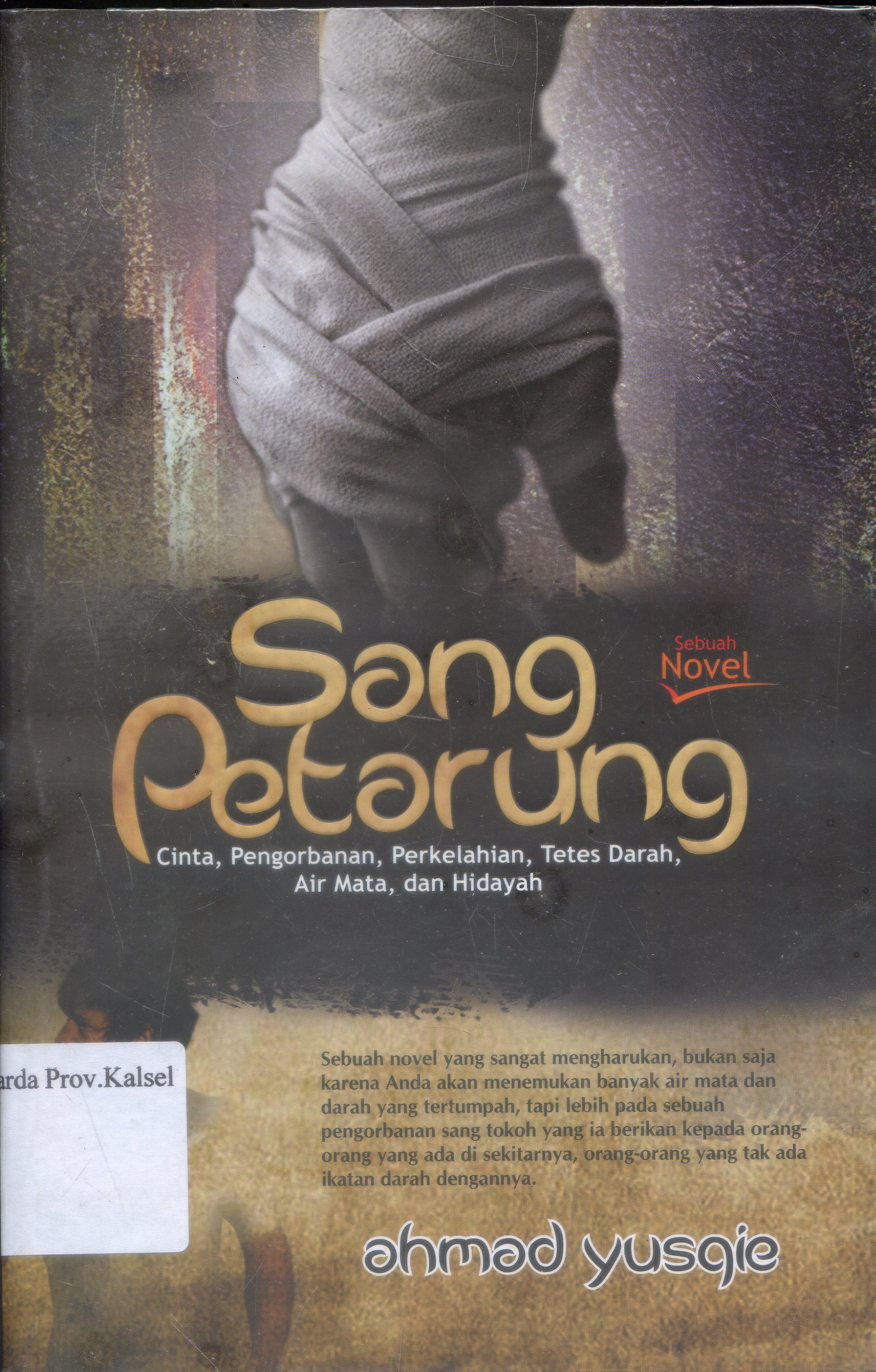 Cover Sang petarung / Ahmad Yusqie ; editor, Arini Hidayati.