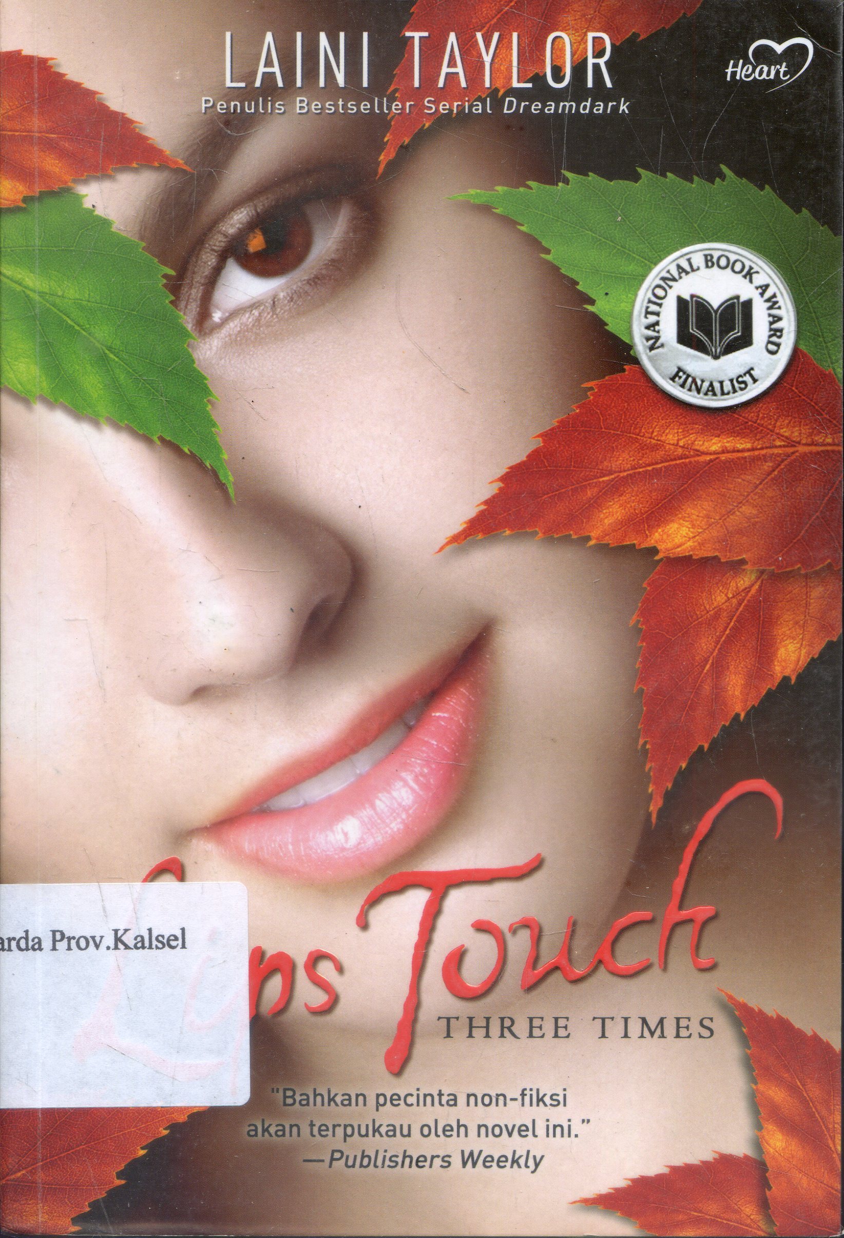 Cover Lips touch three times / Laini Taylor ; penerjemah, Melody Violine ; penyunting, Olga Dories.