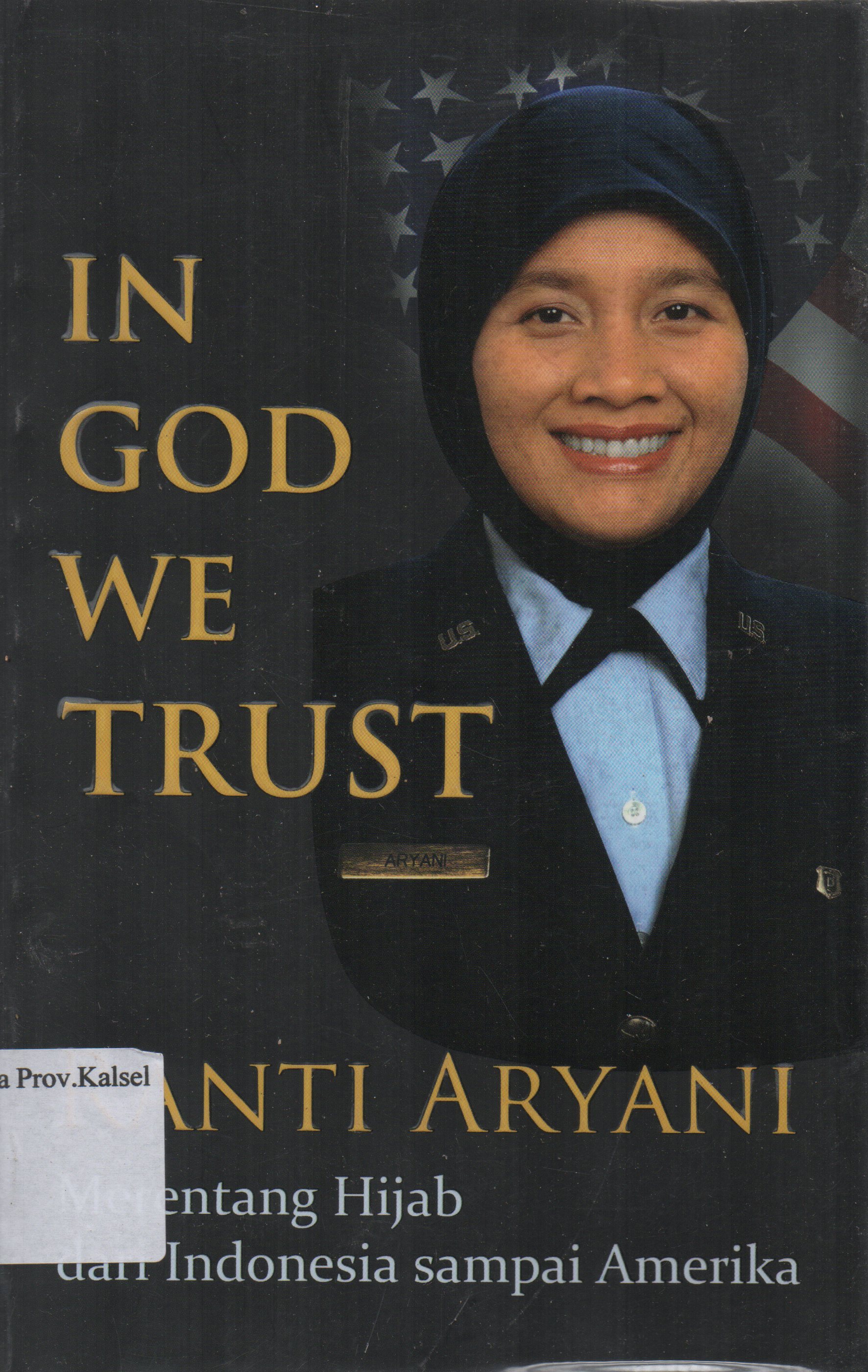 Cover In God We Trust : Merentang hijab dati Indonesia sampai Amerika / Ranti Aryani ; Tim penulis pendamping, Sofie Dewayani ... [et.al].