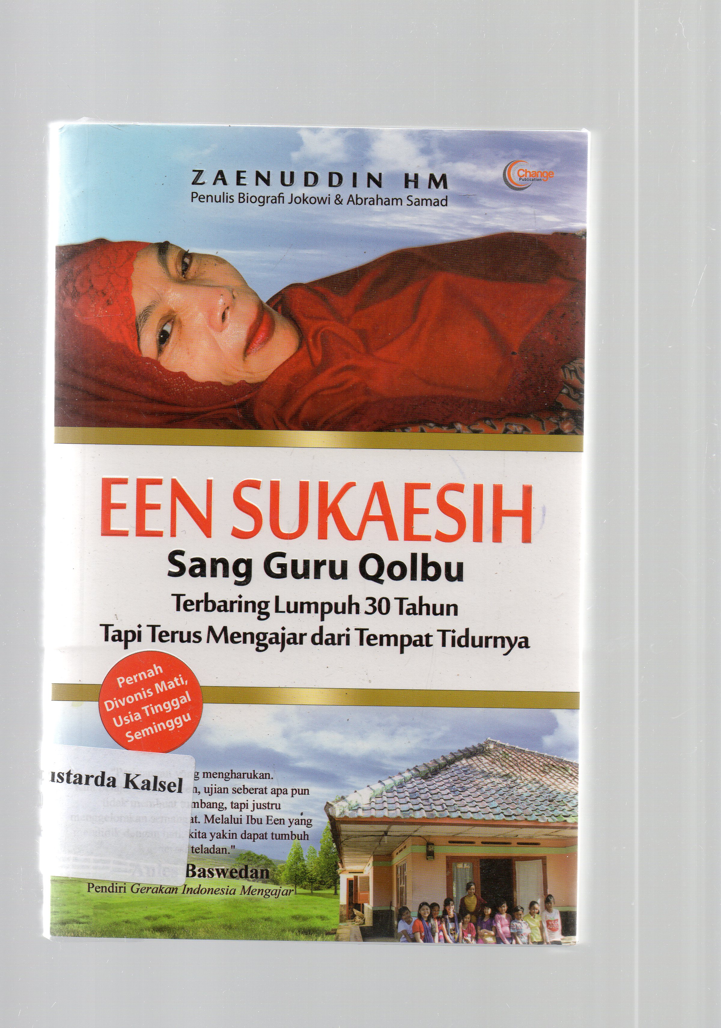 Cover Een Sukaesin : sang guru qolbu terbaring lumpuh 30 tahun tapi terus mengajar dari tempat tidurnya / Zaenuddin HM ; editor, Daniel Bukit.