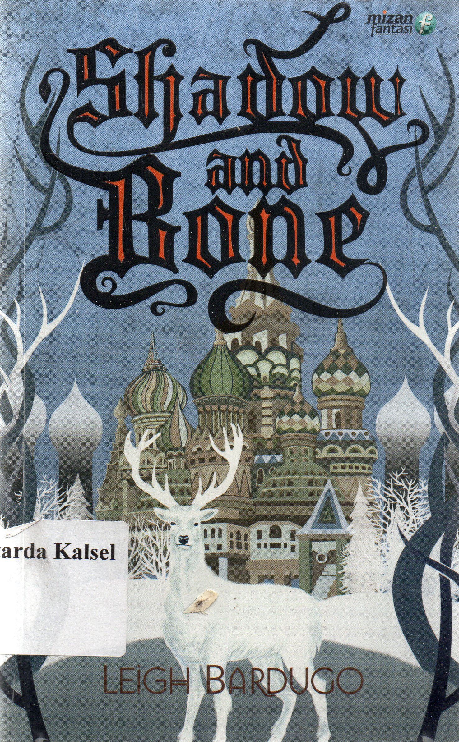 Cover Shadow and bone / Leigh Bardugo ; penerjemah, Ambhita Dhyaningrum ; penyunting, Ika Yuliana Kurniasih.