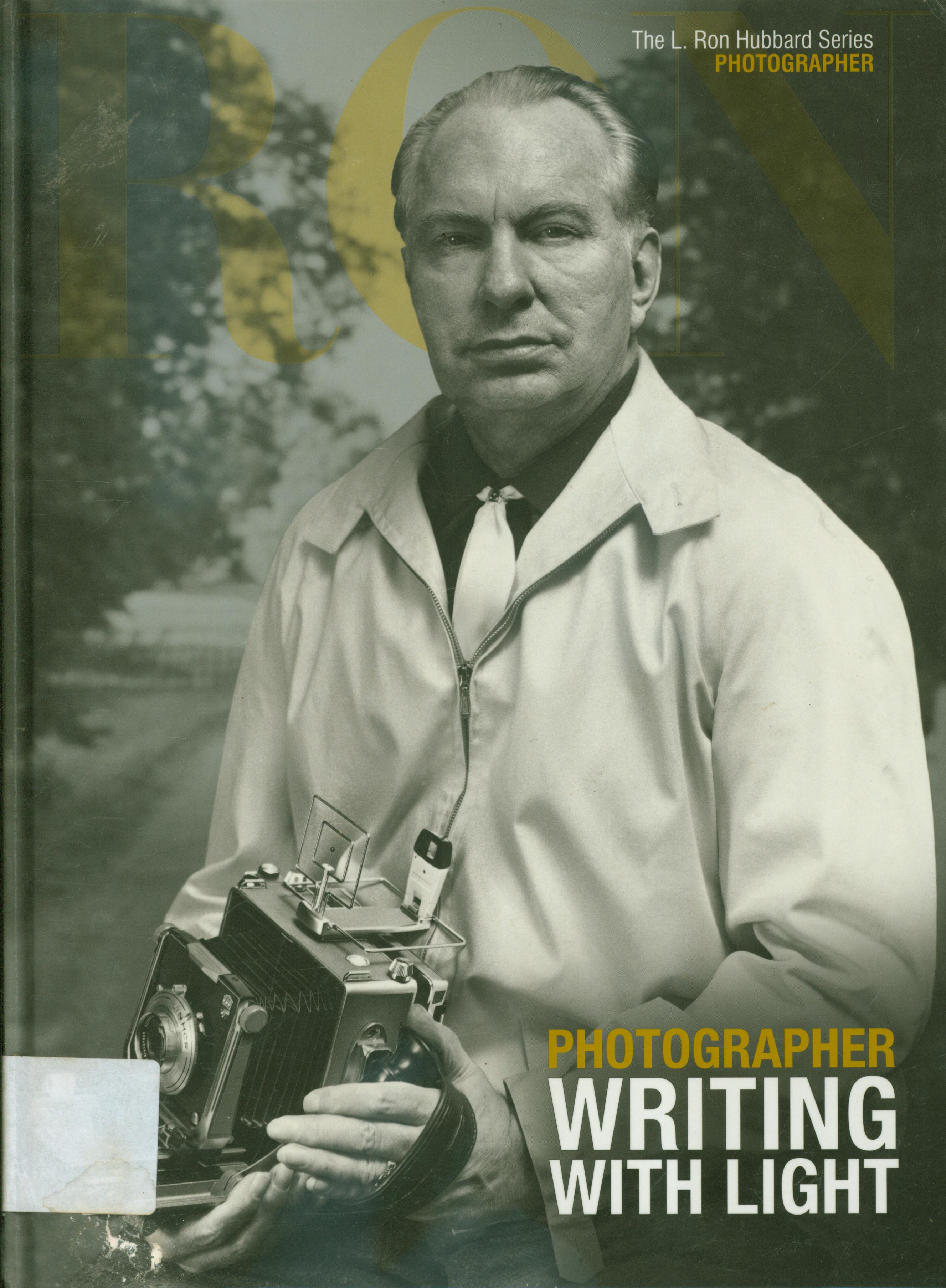 Cover Photographer writing with light / The L. Ron Hubbard Series